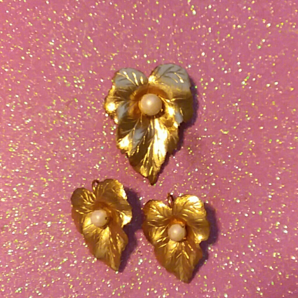 Vintage signed Sarah Coventry Leaf Brooch/earrings